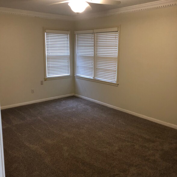 Large bedroom 1, with remote control ceiling fan. - 4968 New Haven Ave