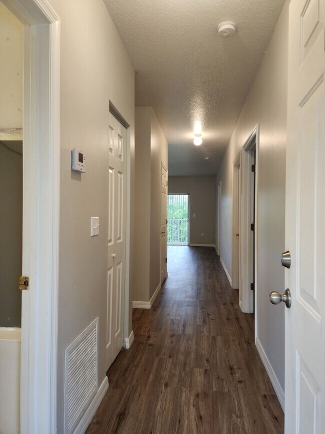 Building Photo - 2 Bedroom 2 Bath Remodeled Unit with a Bal...