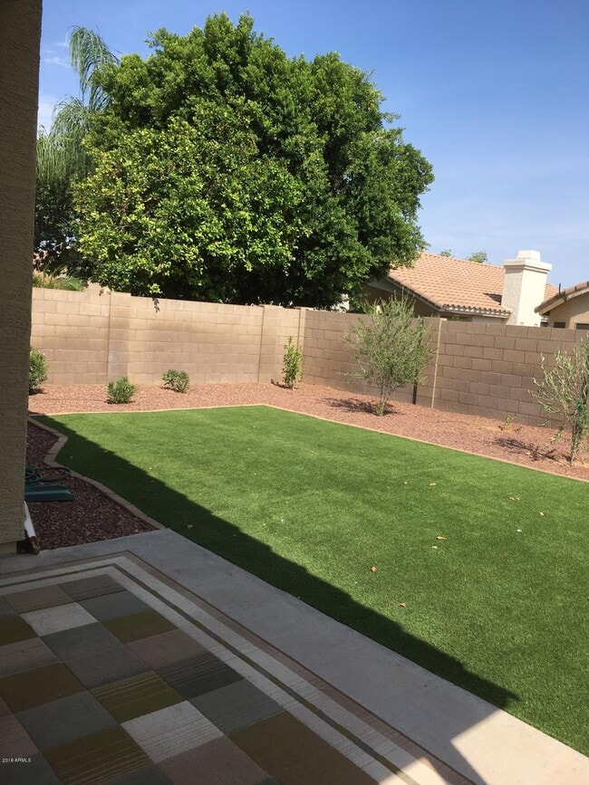 Building Photo - 528 E Cantebria Dr