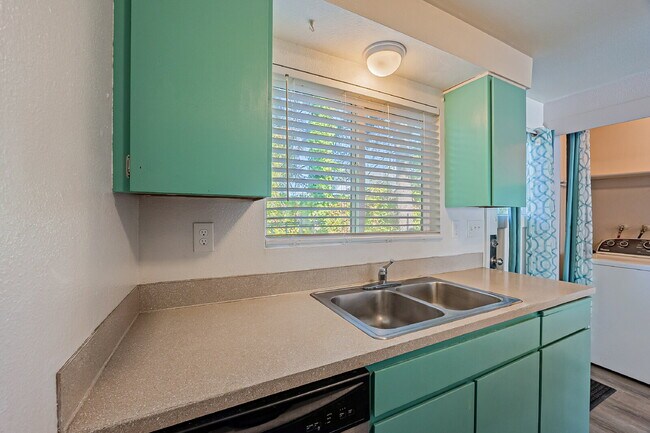 Building Photo - Available immediately, updated townhouse i...