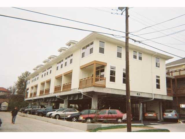 Building Photo - 305 E 31st St