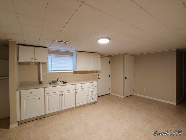 Building Photo - Beautifully Updated 4 Bedroom Home in Sherdian Beach- Includes Beach Club Access