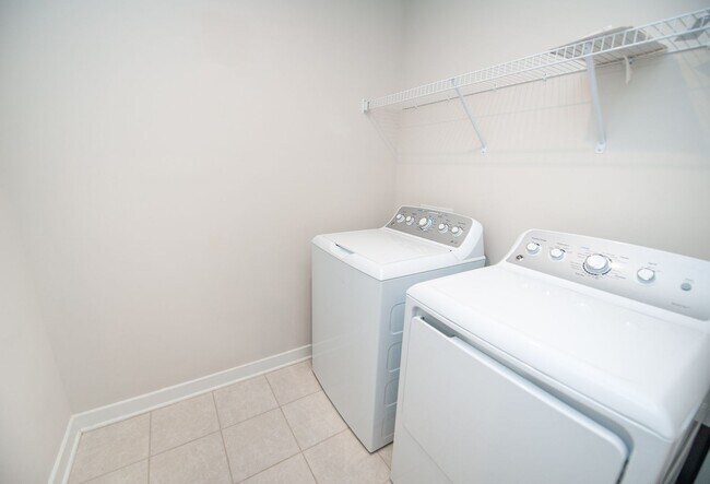 Building Photo - 3BR/2.5BA Fully-Loaded Luxury Townhome on ...