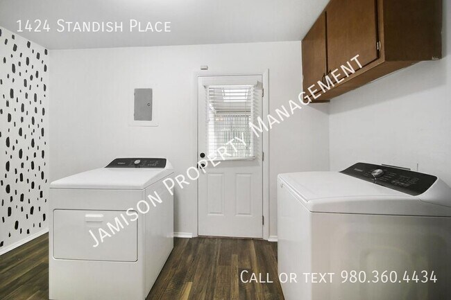 Building Photo - 1424 Standish Pl