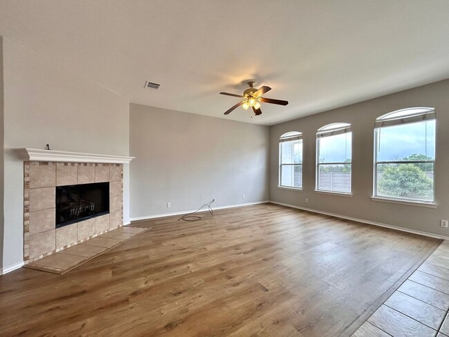 Building Photo - Move-In Ready 3/BR 2/BA Home Featuring Fireplace, Garage & Private Yard
