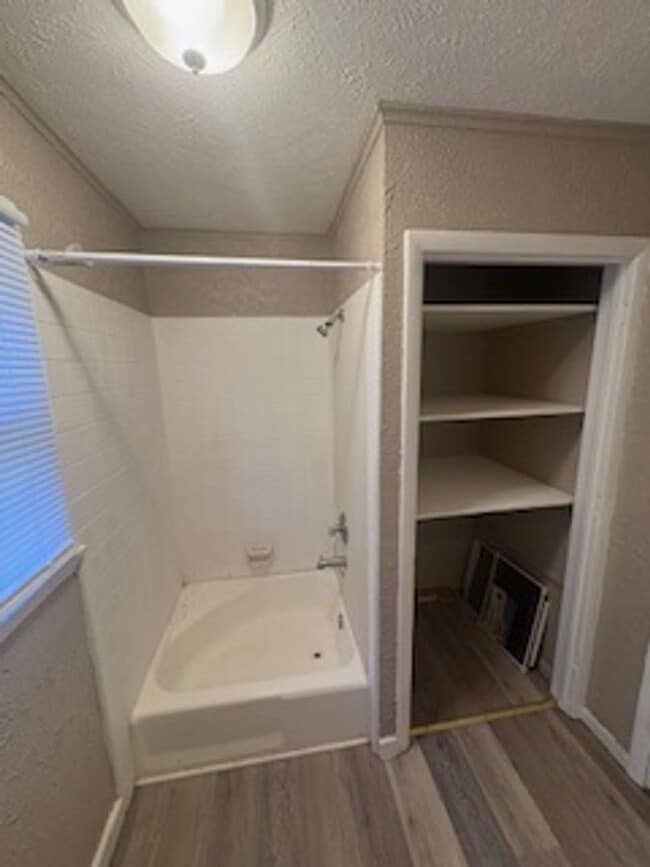 Building Photo - 3 Bedroom / 2 Bathroom House in Peoria, IL