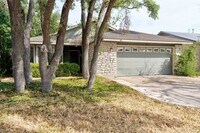 Building Photo - 605 Russet Valley Dr