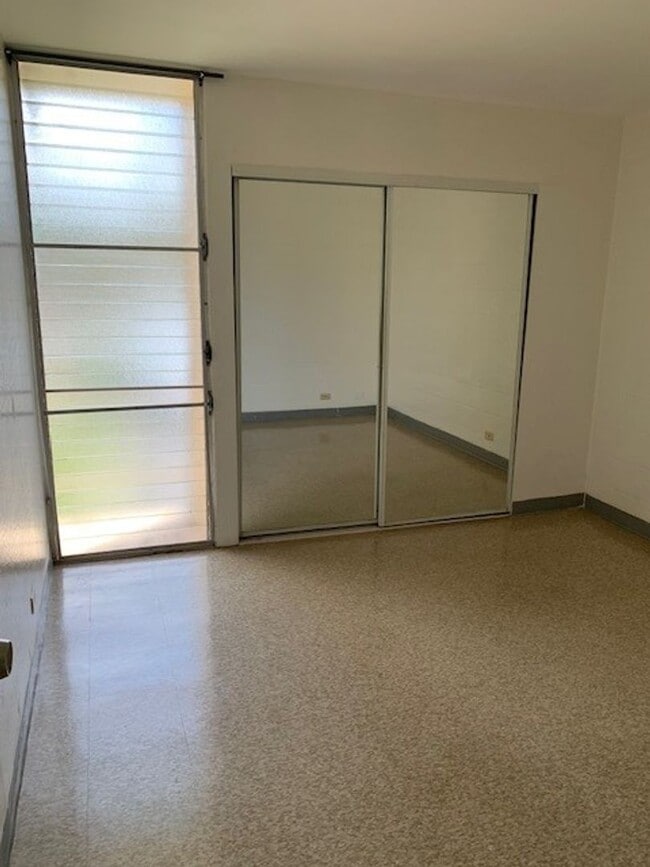 Building Photo - Hokuahi Apts - 2 Bedroom 1 Bath Unit w/ 1 ...