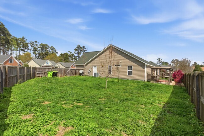 Building Photo - 127 Bermuda View