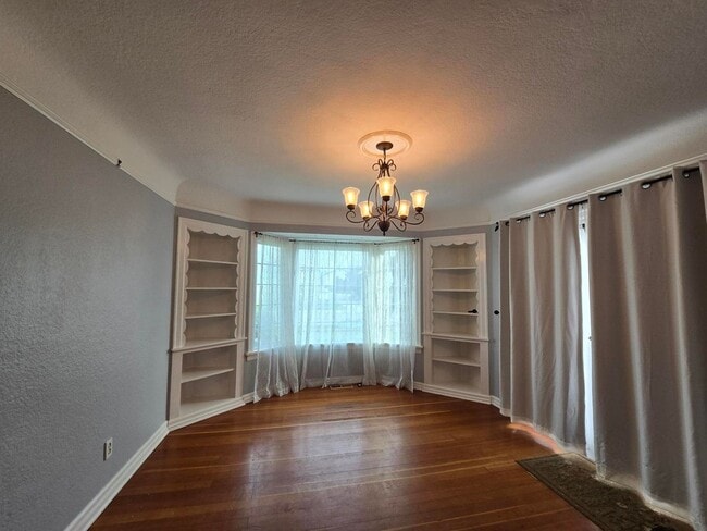 Building Photo - 4 Bedroom, 2 Bathroom House!