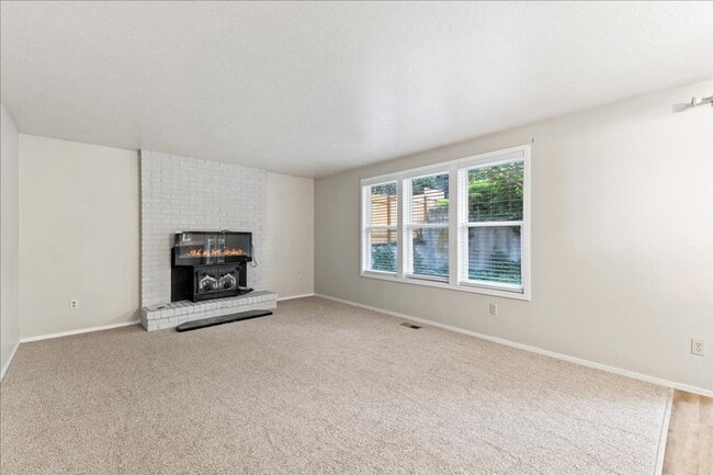 Building Photo - North End 3 Bedroom 2 Bathroom Home