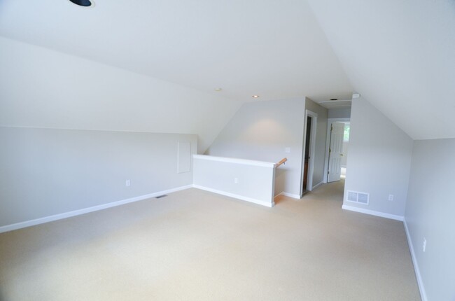 Building Photo - Move In Special! Unfurnished, 2 car garage...