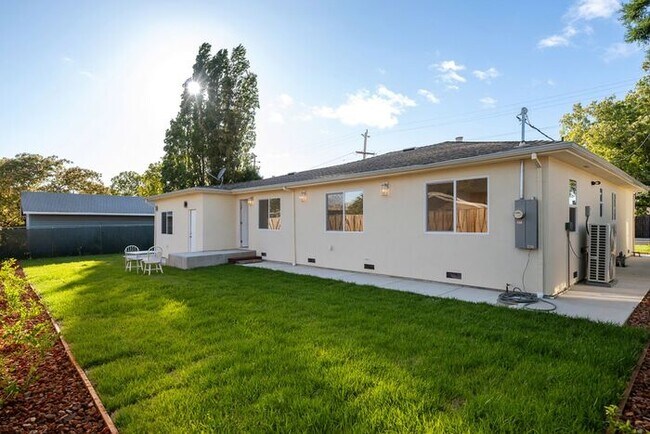 Building Photo - 113 Donaldson Way W