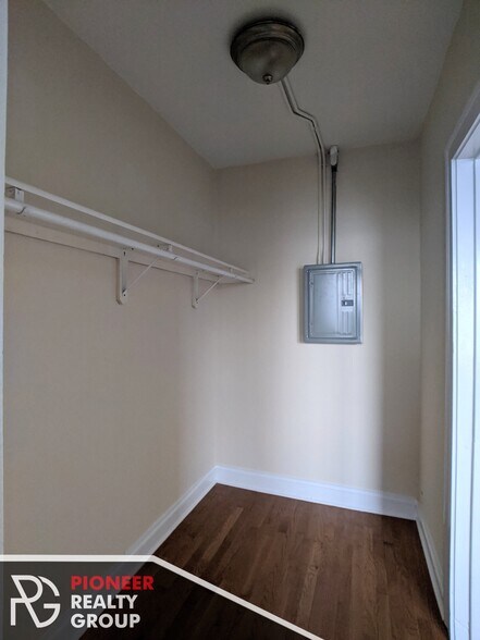 Building Photo - 4542 N Damen Ave