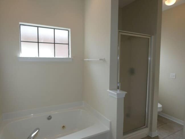 Building Photo - 4161 Longwood Cir