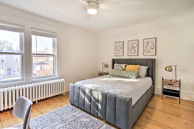 Building Photo - 1 Bedroom + Den (Lower) & 2 Bedroom (Upper)  - St. Paul Duplex - Both Units Avaialble