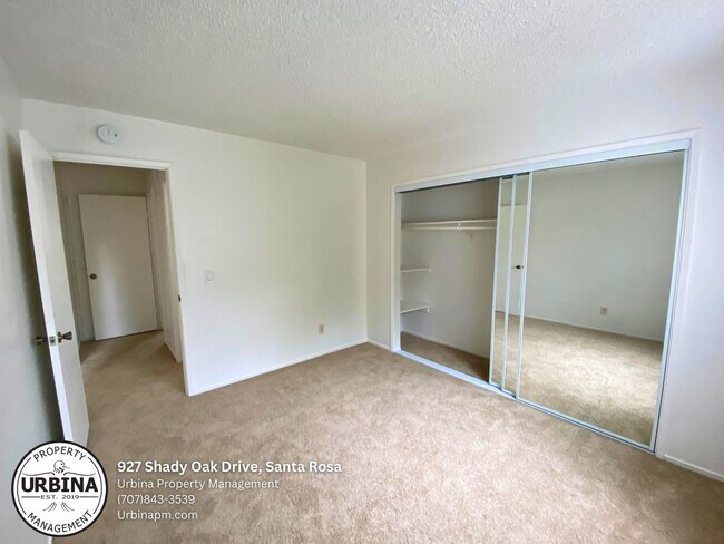 Building Photo - Cute End Unit in Desirable Complex