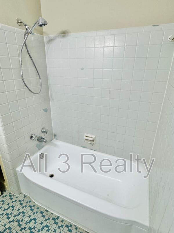 Building Photo - 320 Green Ridge Rd