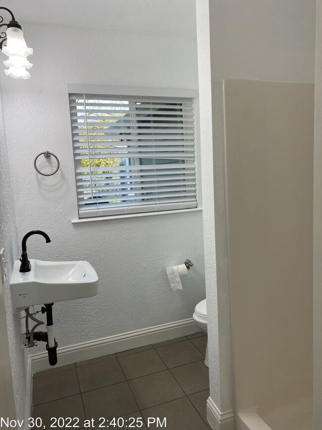 Building Photo - Country Property