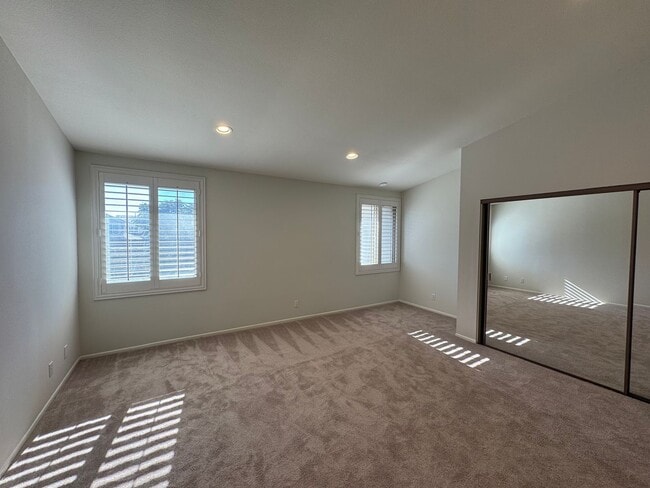 Building Photo - Charming 3Bd/2.5Ba w/Private Yard and New ...