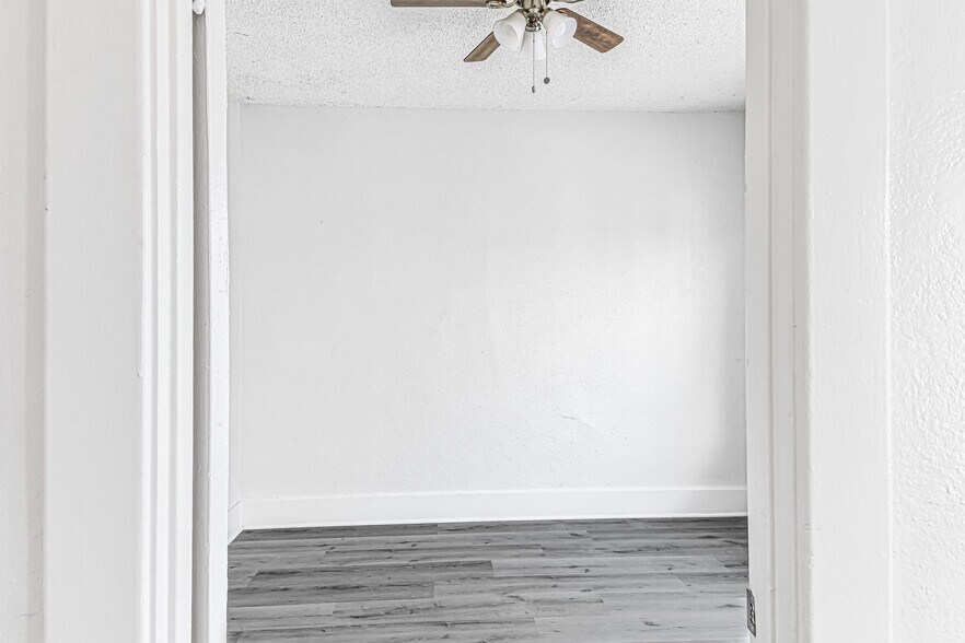 Building Photo - 1045 E 4th St