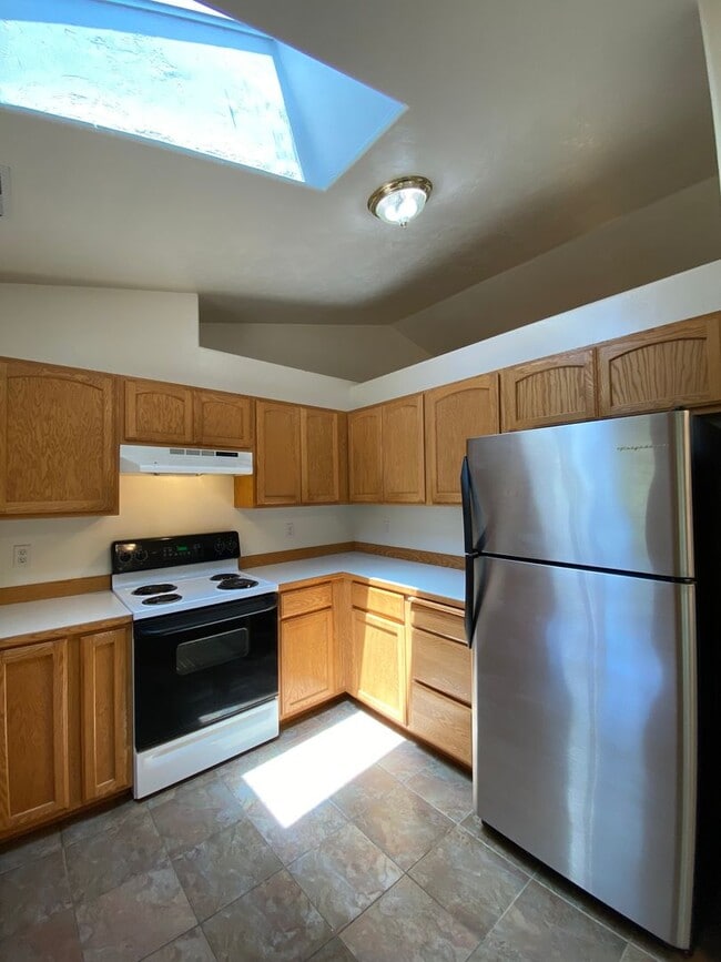 Building Photo - Charming Veneta Home!