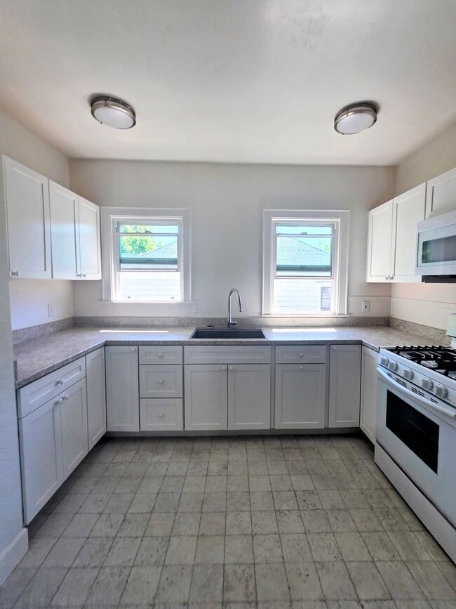 Building Photo - Charming Downtown Petaluma Gem - 3bed 1.5 Bath Available Now !