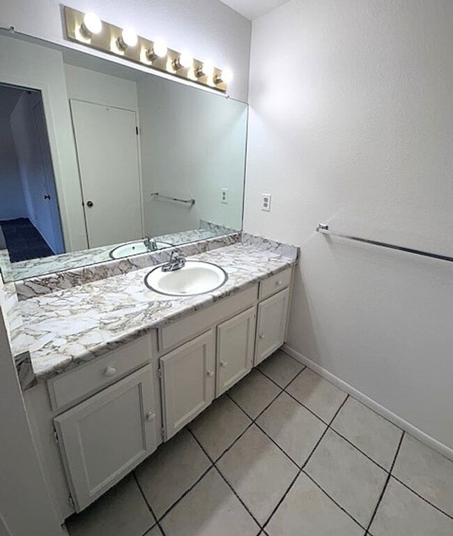 Building Photo - 3 Bedroom Townhome in Sandy!