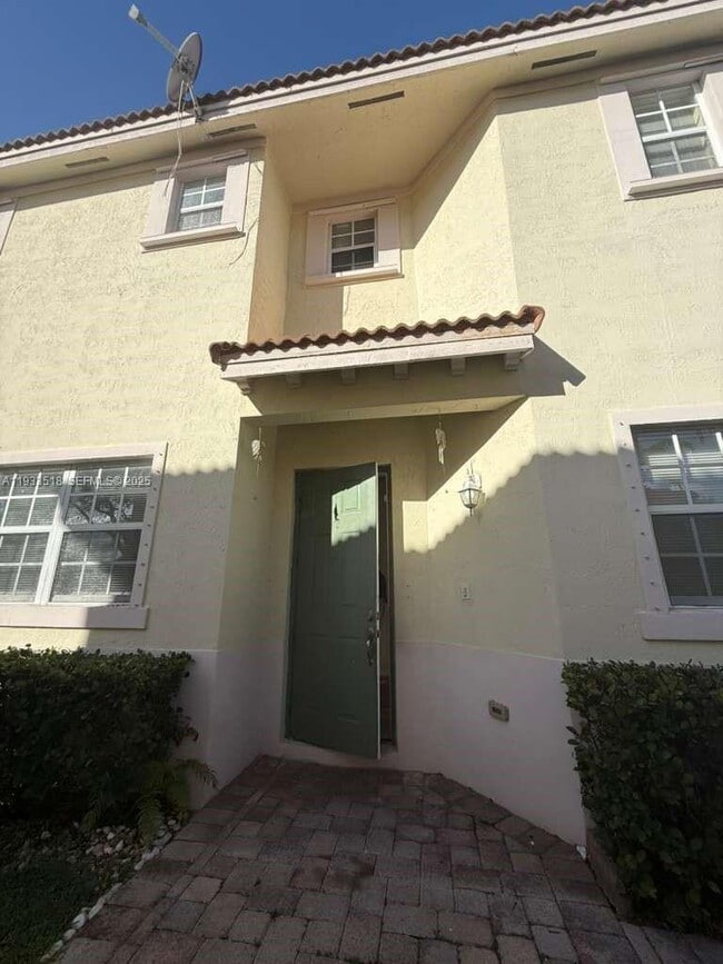 Building Photo - 448 NE 21st Ave