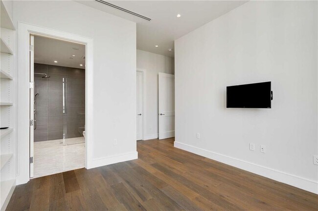 Building Photo - 3376 Peachtree Rd NE