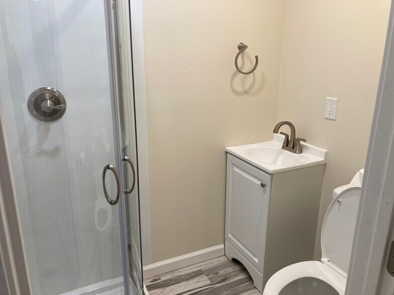 Fullbathroom - 4848 Tilden Dr