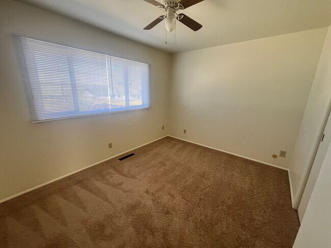 Building Photo - 1702 Holmes Dr