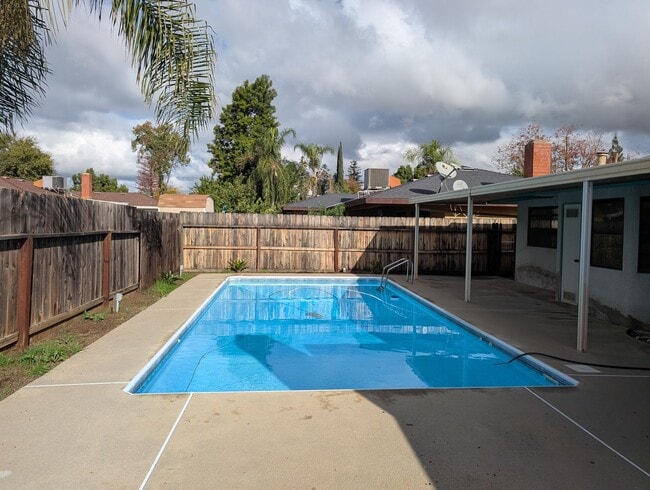 Building Photo - Nice home home offering nice amenities. Swimming pool + close to shopping and schools.