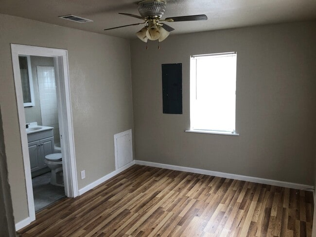 Building Photo - Cute 2BD/1BA in Downtown Roswell