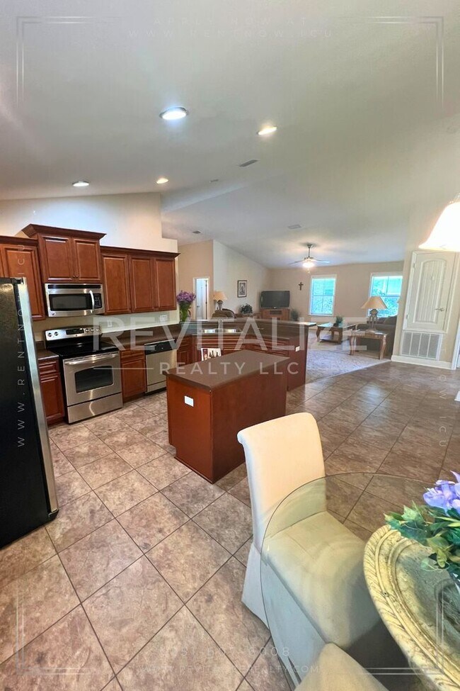 Building Photo - COMING SOON! Beautiful Home in Huntington ...