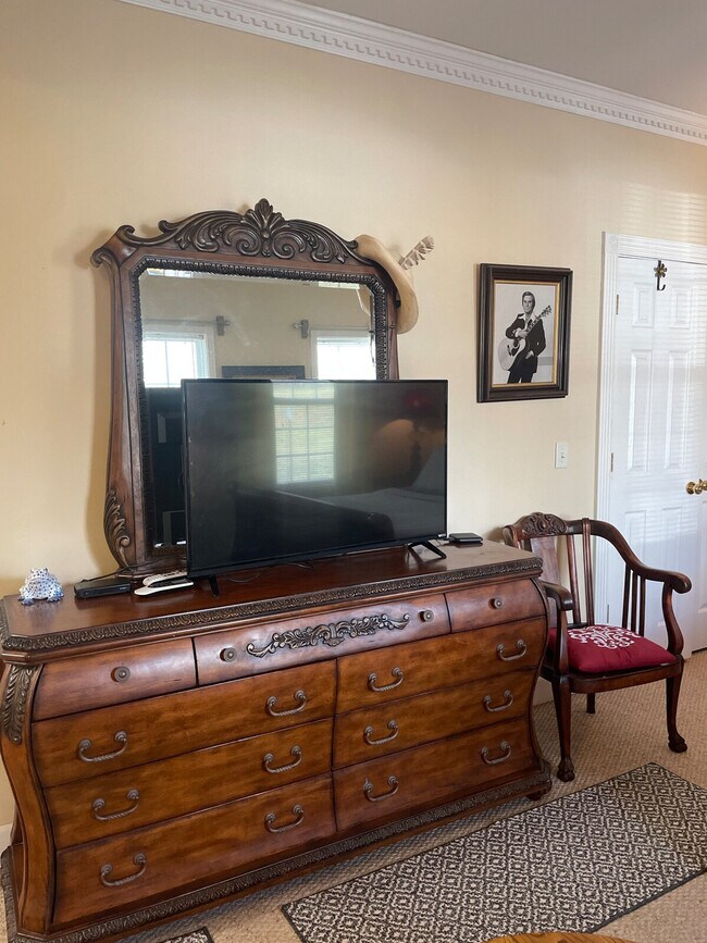 Building Photo - 175 Schools Dr