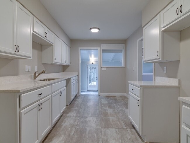 Building Photo - Beautifully Renovated 3BR/2B Home in Great Location!!