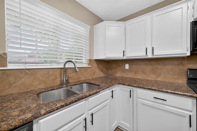 Building Photo - 6906 Pembrough Ln
