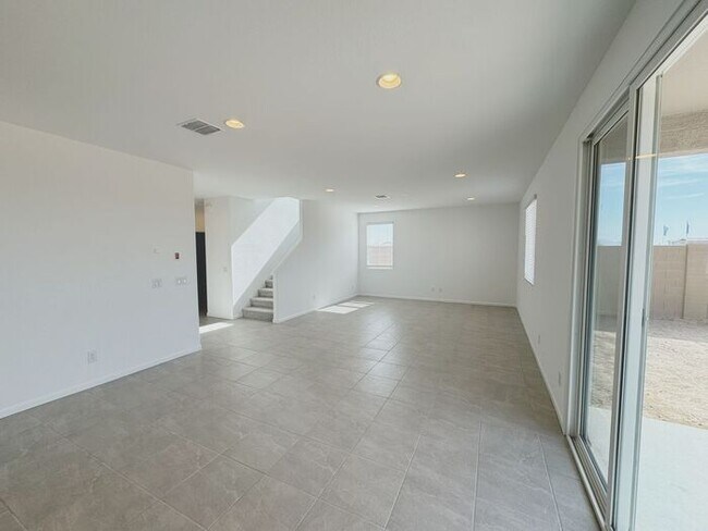 Building Photo - MOVE IN SPECIALS!! ONE MONTH RENT FREE!! New 5-Bedroom Home in Phoenix with Upgrades!