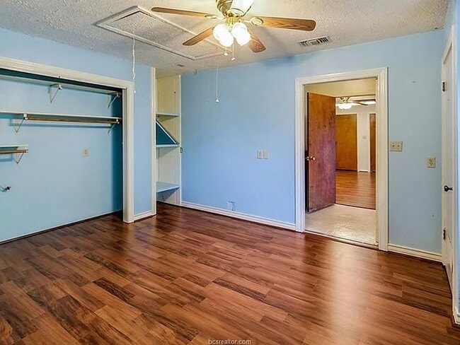 Primary Photo - Bryan - 5 bedrooms / 3 bath / Carport / Fe...