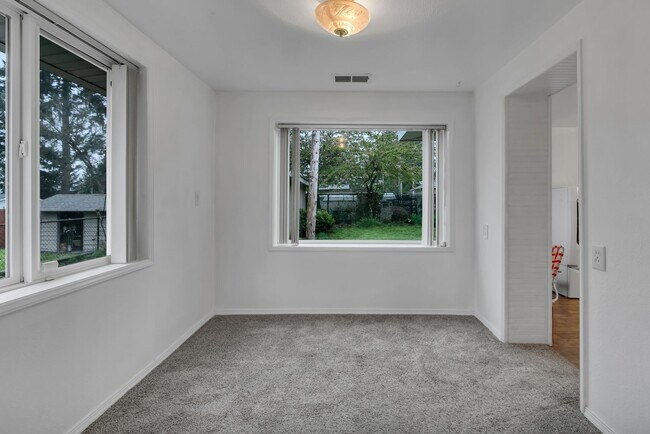 Building Photo - Cozy 4-Bedroom Home with Wood Stove & Large Backyard in Mountlake Terrace