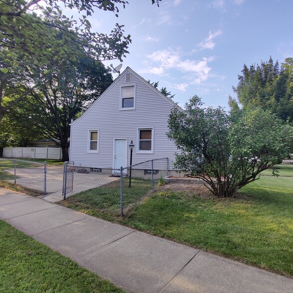 Building Photo - 3403 Woodland Ave