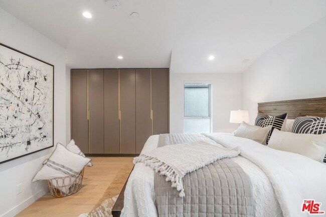 Building Photo - 855 N Detroit St