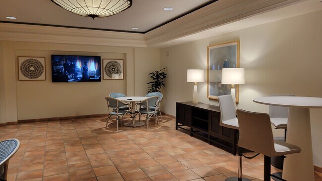 Building Photo - Seasonal/short term 3/2 renovated Ritz Carlton beauty with long water views