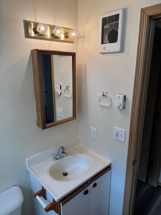 Building Photo - Freshly updated 3 bedroom 2 bathroom duple...