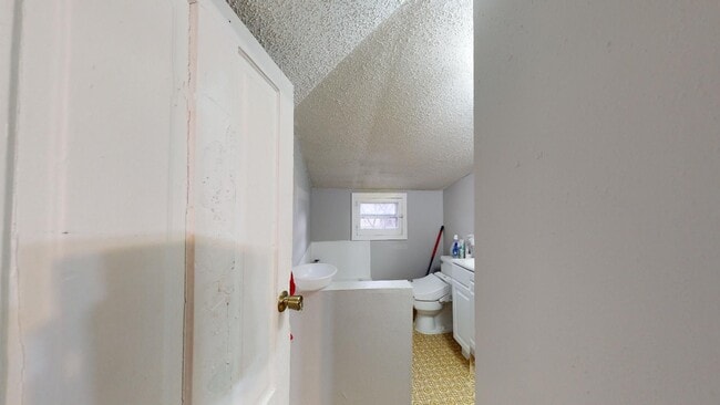 Building Photo - Walk to Restaurants and Shopping