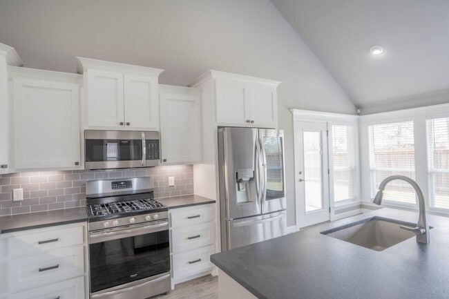 Building Photo - Prime Location! New build, 4 bed/ 2 bath!