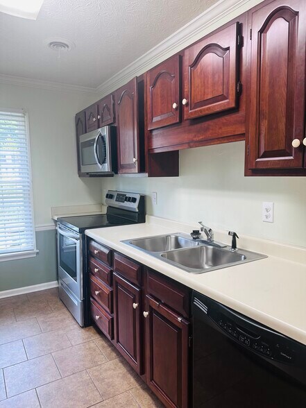 Kitchen - 817 Wayne Ave NE