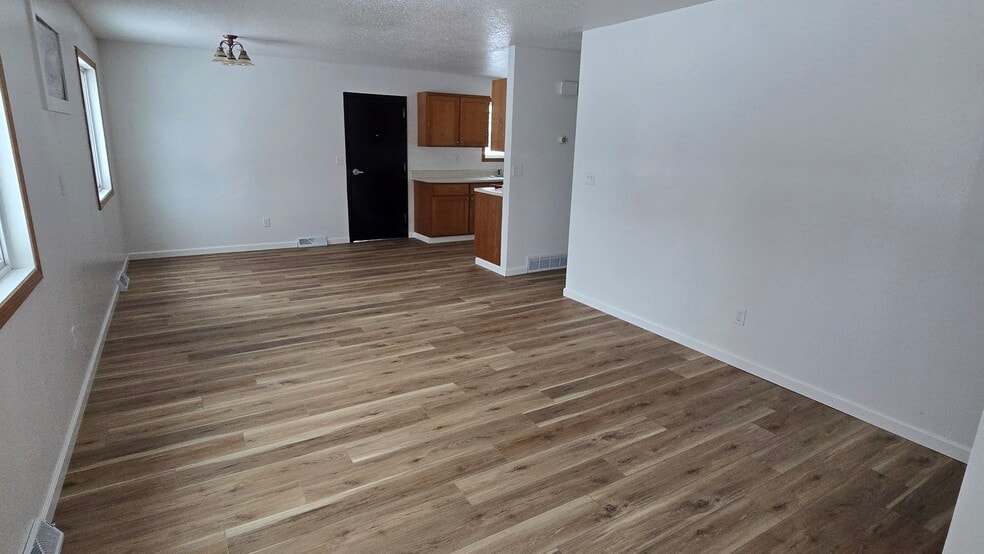 Building Photo - 563 4th St SE