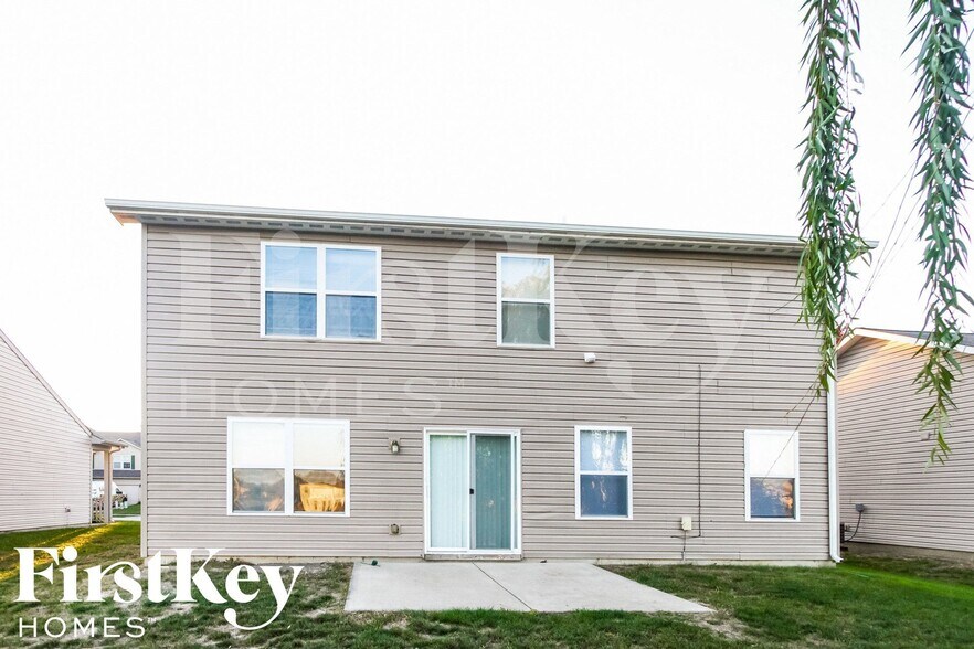 Building Photo - 1403 Round Lake Rd